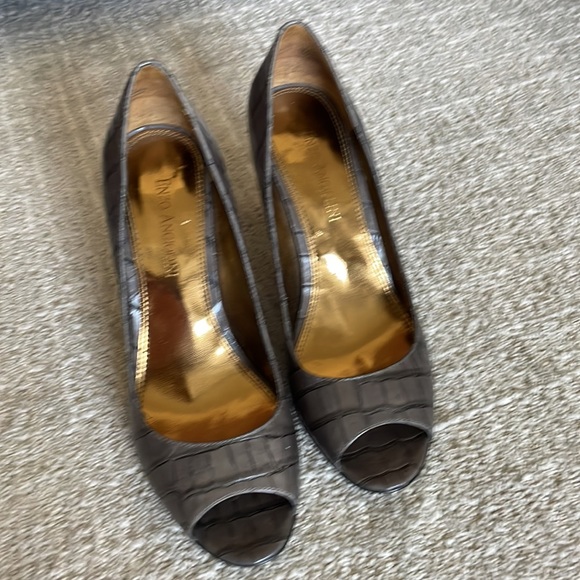 Enzo Angiolini Grey Peep Toe Heels, Alligator Leather, Gray Heels, size 6.5 - Picture 2 of 9